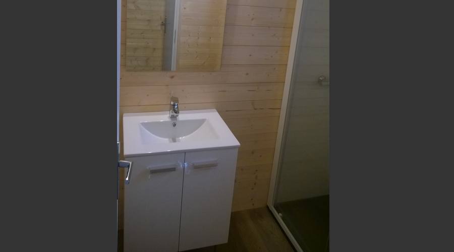 Création d'une salle de bain avec installation d'une douche et d'un lavabo.