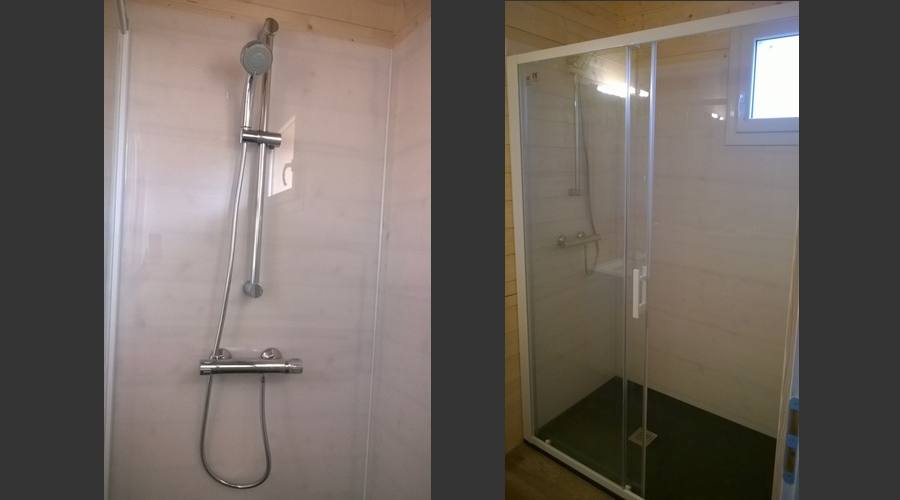 Création d'une salle de bain avec installation d'une douche et d'un lavabo.